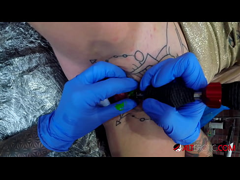 ❤️ Ārkārtīgi tetovēta hottie Sully Savage ieguva tetovējumu uz viņas klitora ❤️❌ Slepkavības pie mums